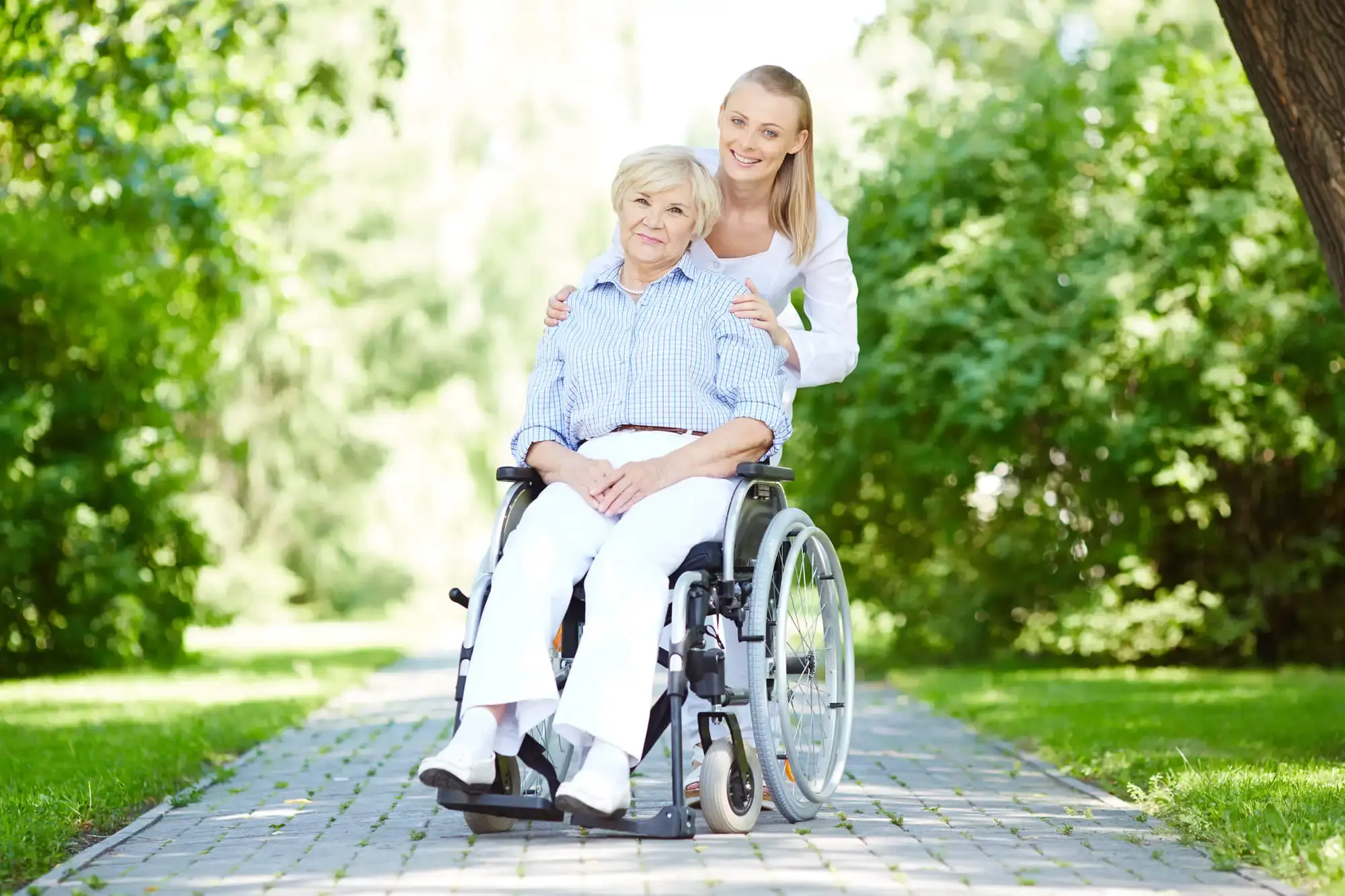 Pflegekraft mit Seniorin – emotionale Herausforderungen in der Betreuung