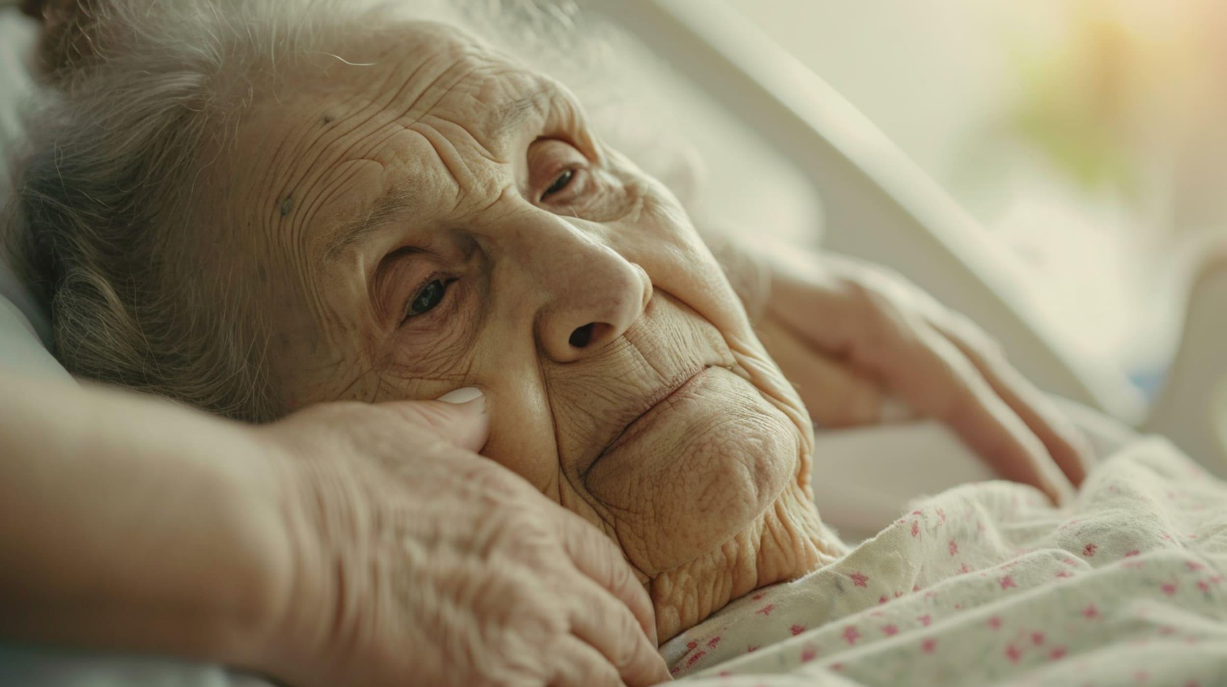 Pflegekraft hält die Hand eines Seniors – Hospizpflege mit Würde in München