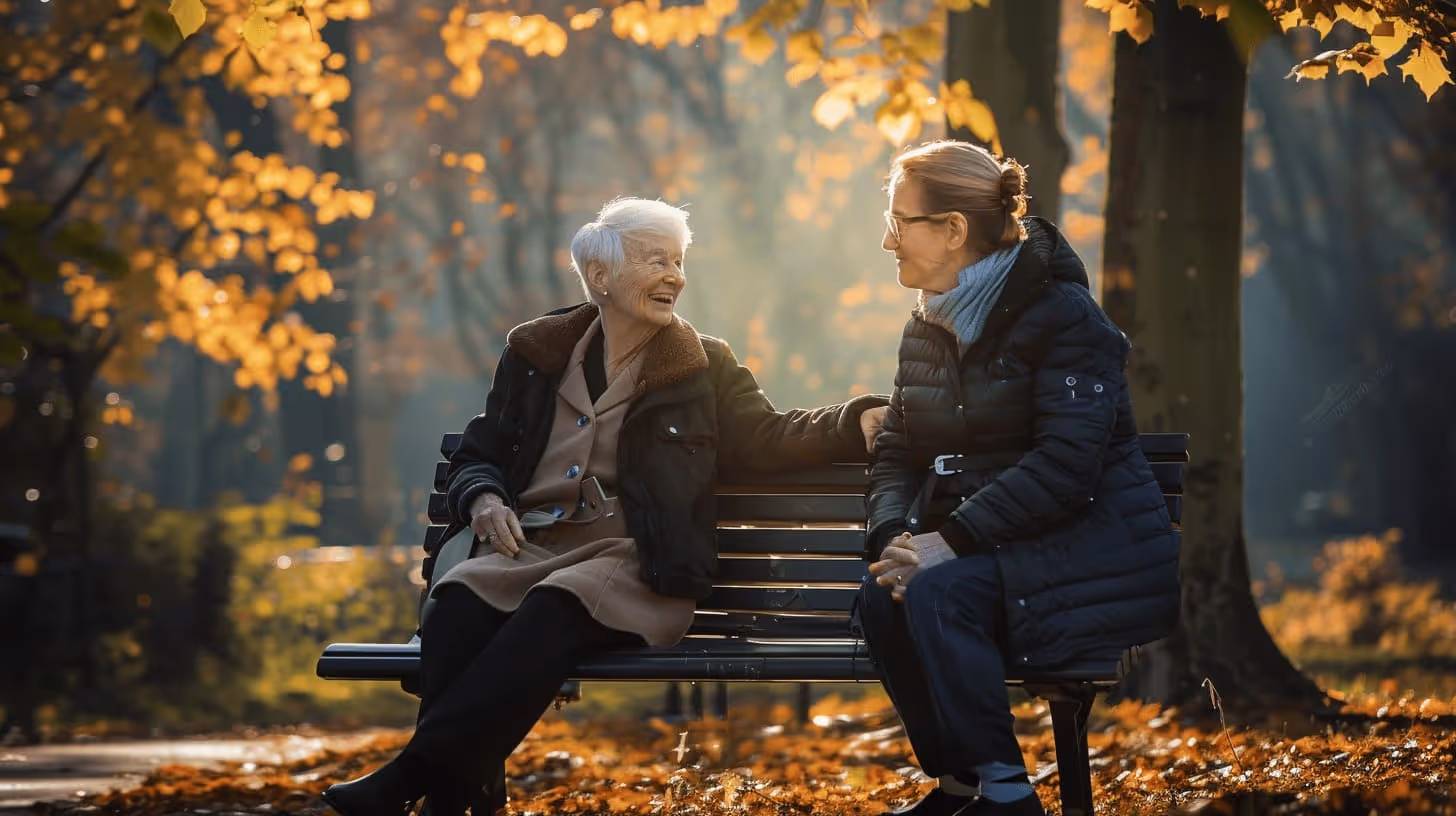Pflegekraft beim Spaziergang mit Senior